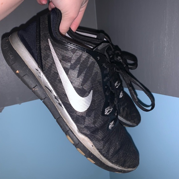 Black and silver Nike shoes - Picture 2 of 2